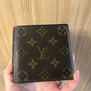 Auth Louis Vuitton monogram bifold wallet